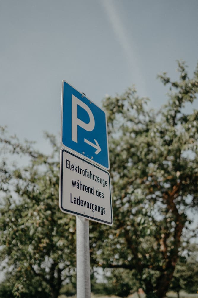 Parkplatzschild_ Ladestation für E-Autos